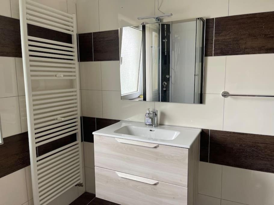 Duesseldorf Messe And Airport, 2-Bedroom Apartment With Kitchen And Garden Duisburg Exterior photo